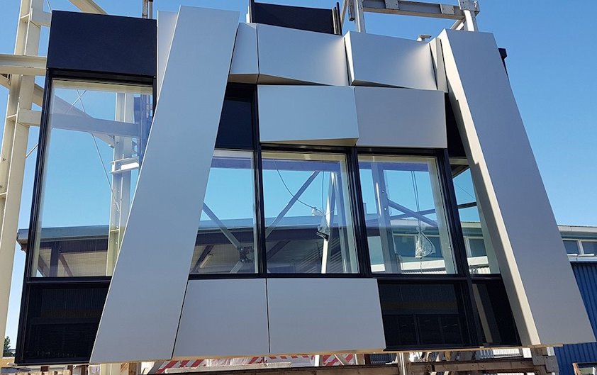 Beispiel eines Fassadenelements am Produktionsstandort des Metallbauers Staticus in Litauen.