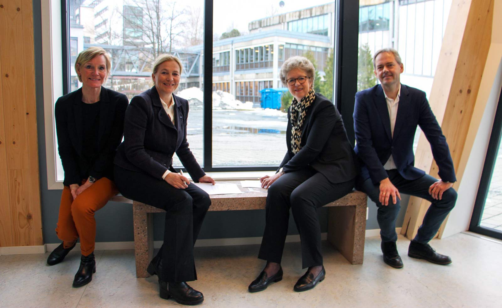 Avtalen ble signert på en helt spesiell benk som er en av verdens første betongkonstruksjoner armert med aluminium. Benken er et resultat av forskningsprosjektet DARE2C hvor både Hydro og SINTEF er involvert.  Fra venstre: Nina Dahl (forskningssjef i SINTEF), Alexandra Bech Gjørv (konsernsjef i SINTEF), Hilde Merete Aasheim (Hydro-konsernsjef) og Hans Erik Vatne (Hydros teknologidirektør).