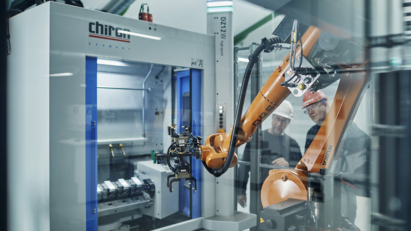 Produksjon av aluminium ved hjelp av roboter ved Hydros anlegg på Tønder i Danmark.