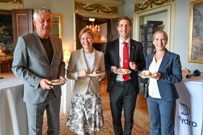 Hydro og konserndirektør Hanne Simensen (t.h) annonserte den treårige testen av grønt hydrogren i Høyanger sammen med ordfører Petter Sortland, Enovas Astrid Lilliestråle, direktør for teknologi- og markedsutvikling og klima- og miljøminister Andreas Bjelland Eriksen. (Foto: Jens Christian Boysen/Hydro)