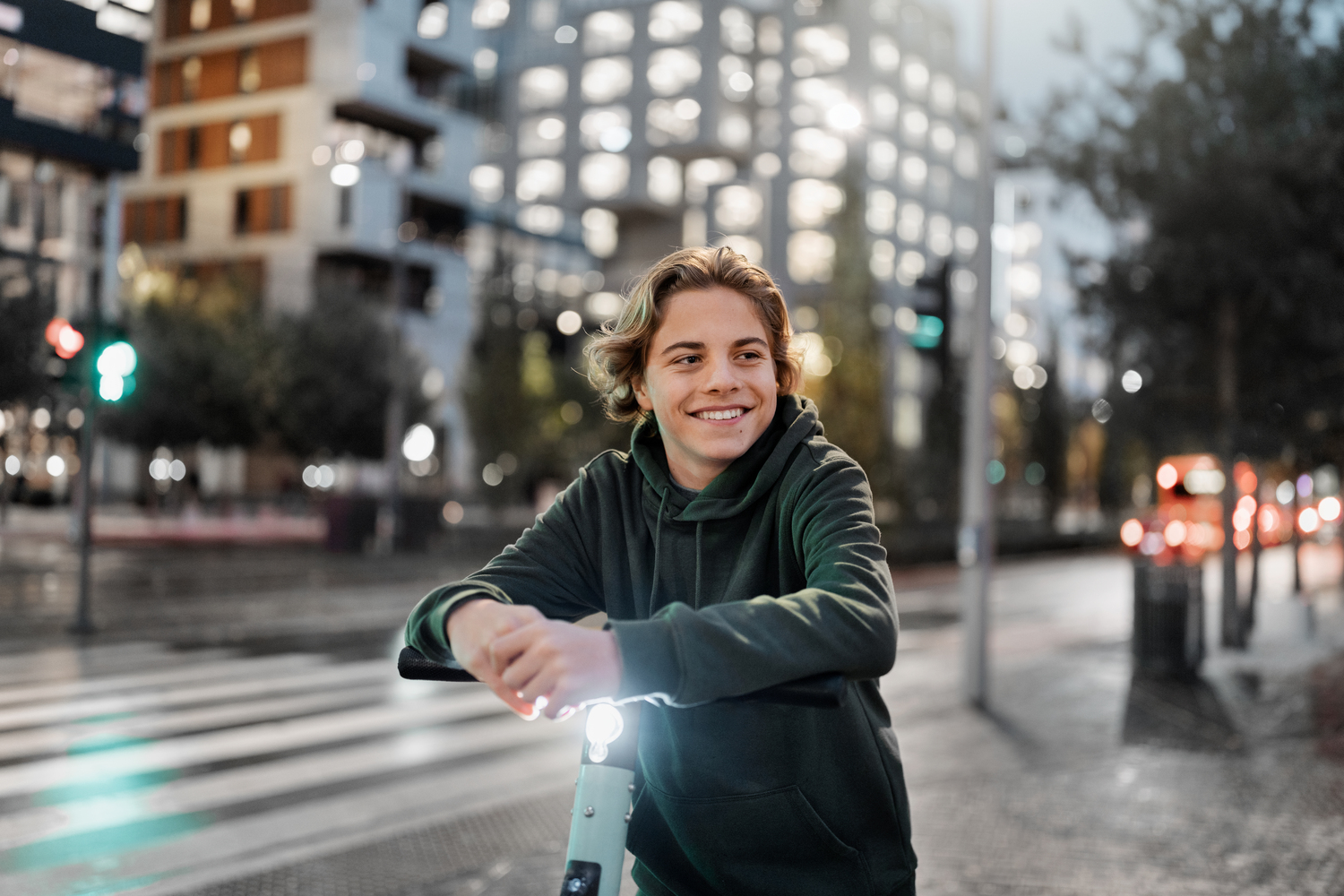 Junger Mann auf einem E-Scooter