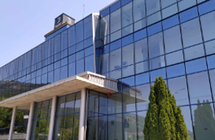 Entrada a la planta de Hydro Extrusion Navarra