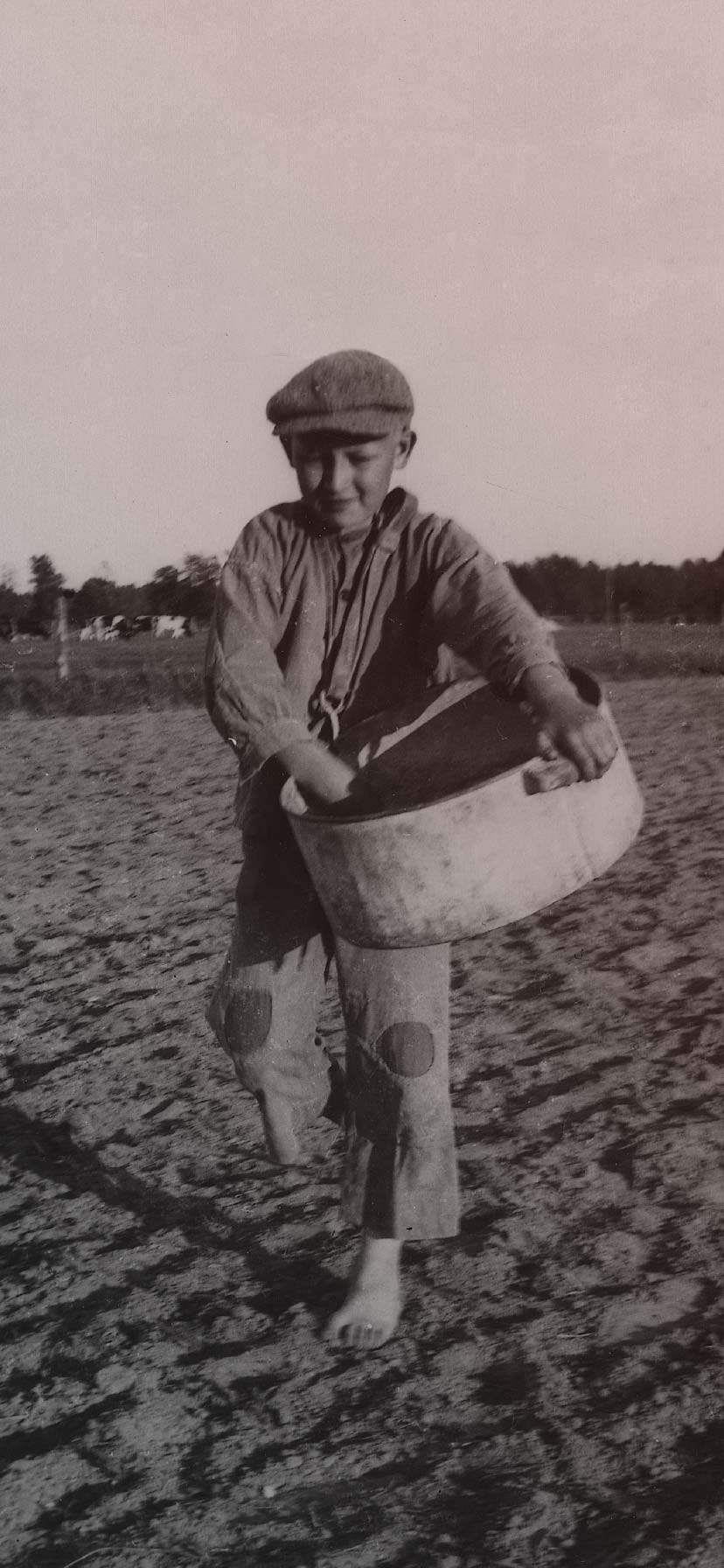 Gutt står på jorde