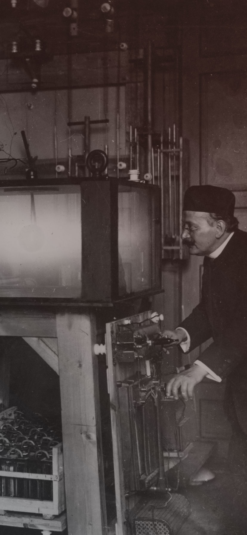 Kristian Birkeland med første prototype til lysbueovnen som binder nitrogen fra lufta