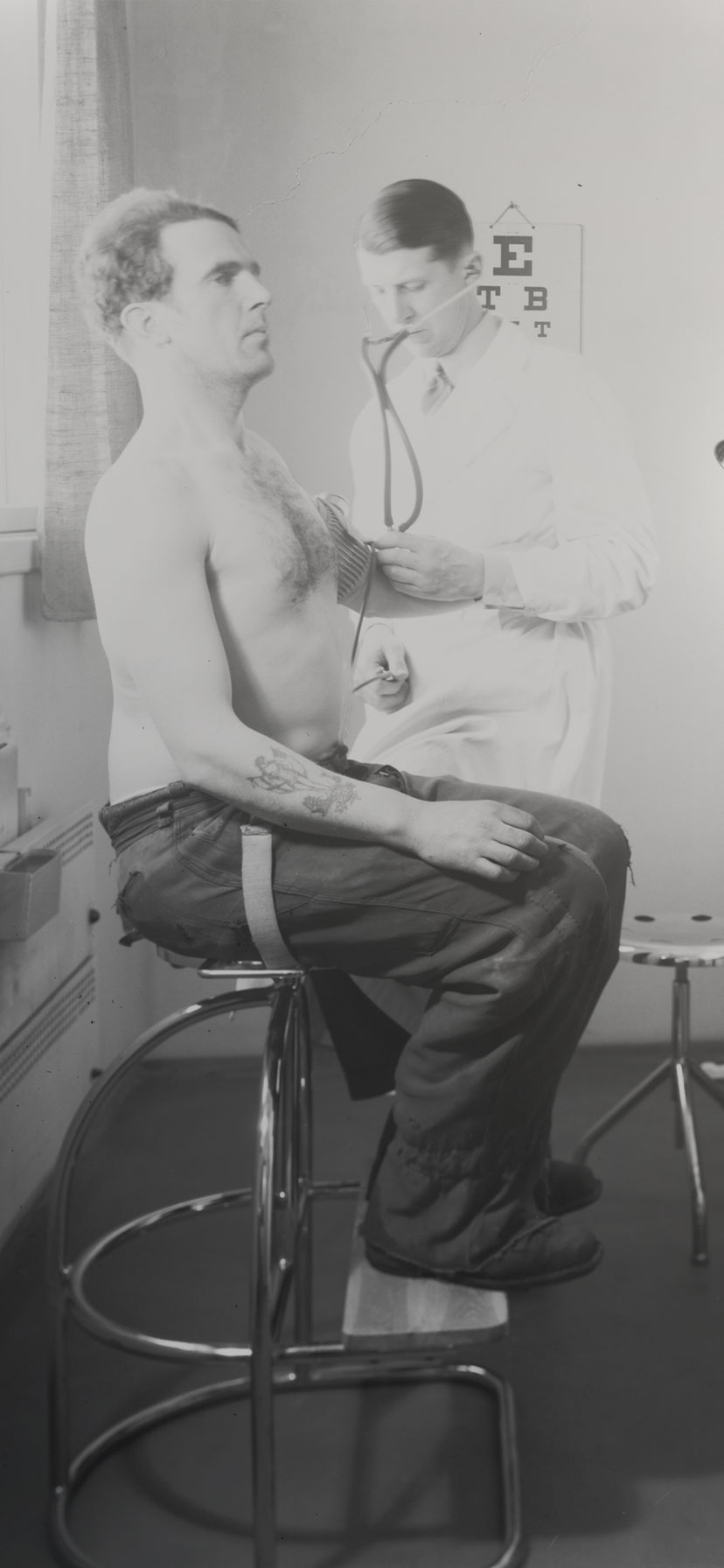 Bedriftslege Eyvind Thiis-Evensen og pasient