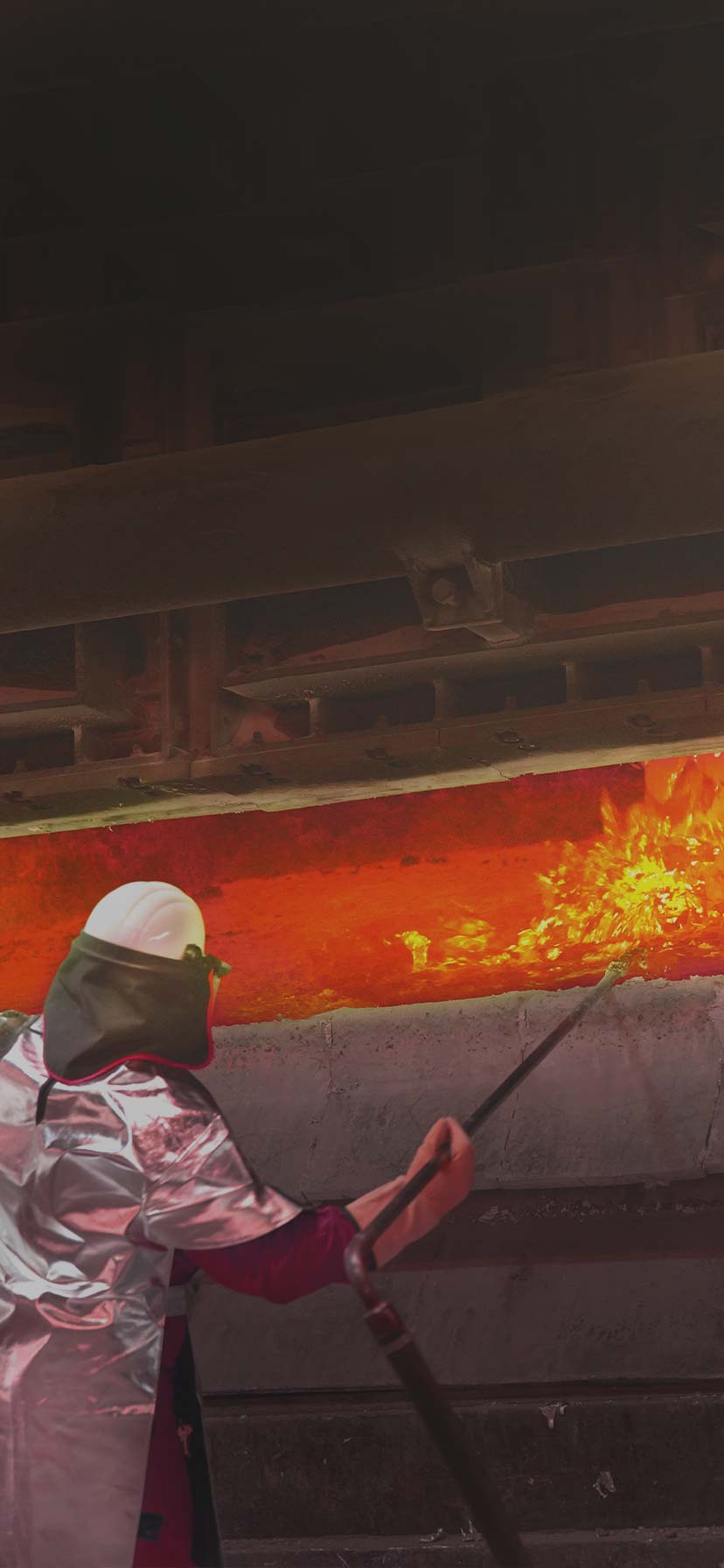 Ansatt ved en av smelteovnene til Hydro