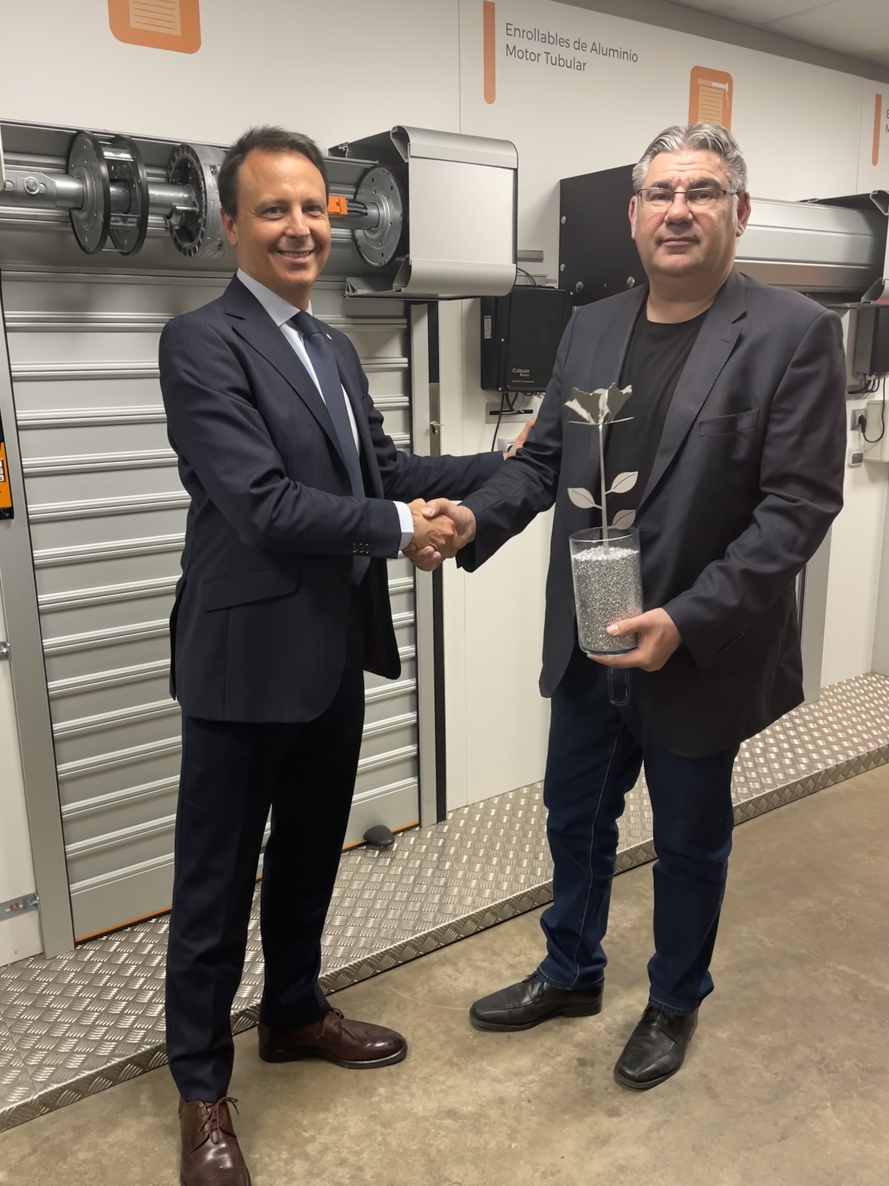 una pareja de hombres entrelazándose las manos